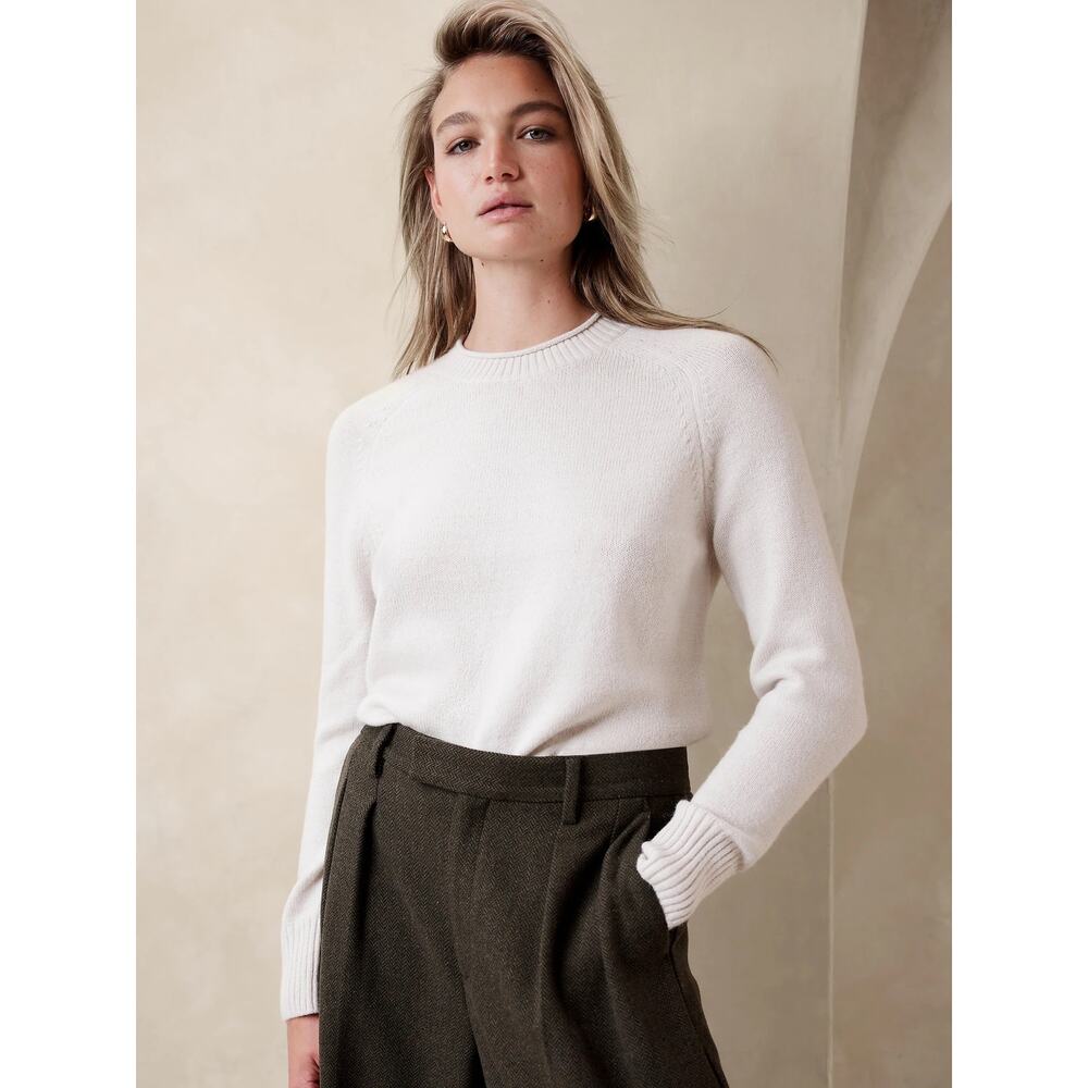 Banana Republic Essential Pullover Sweater in Cream. Size large